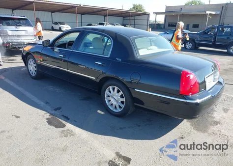 2010 Lincoln Town Car Signature Limited из США, поврежденный, VIN 2LNBL8CV3AX613153